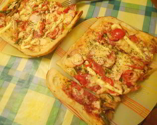 Быстрая пицца с копченой курицей и грибами