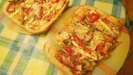 Быстрая пицца с копченой курицей и грибами