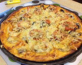 Домашняя пицца с курицей и грибами