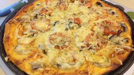 Домашняя пицца с курицей и грибами