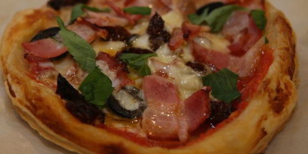 Рецепт мини-пицц с грудинкой, помидорами и оливками