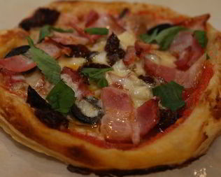 Мини-пиццы с грудинкой, помидорами и оливками