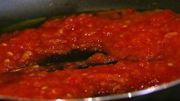 мини-пиццы с грудинкой, помидорами и оливками