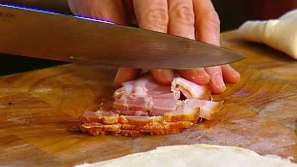 мини-пиццы с грудинкой, помидорами и оливками