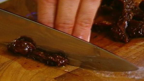 мини-пиццы с грудинкой, помидорами и оливками