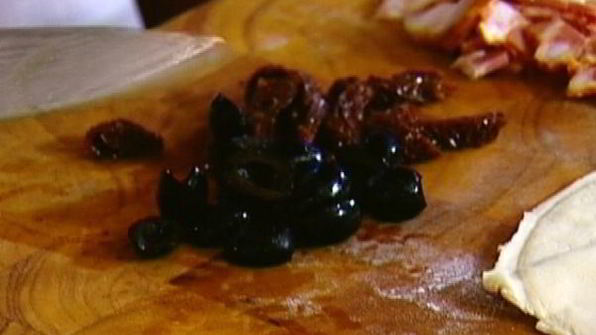 мини-пиццы с грудинкой, помидорами и оливками