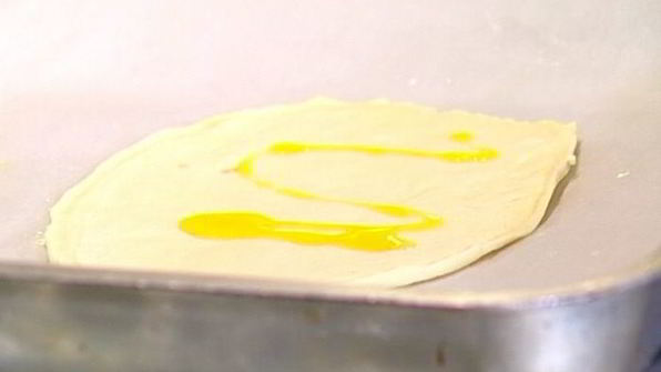 мини-пиццы с грудинкой, помидорами и оливками