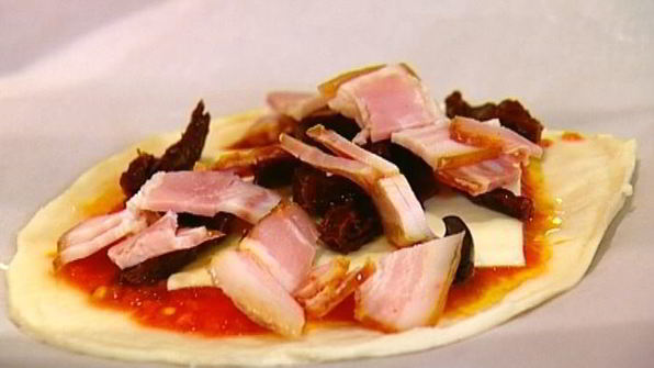 мини-пиццы с грудинкой, помидорами и оливками