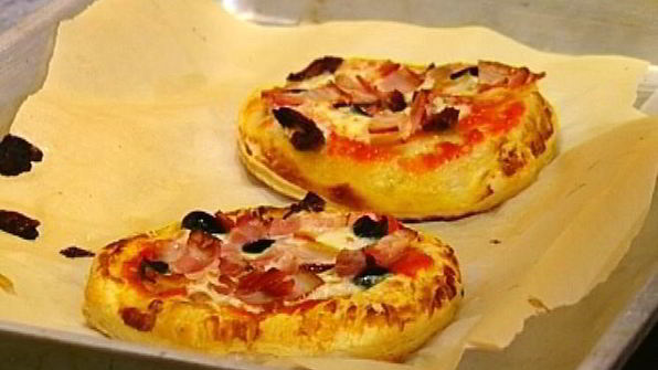 мини-пиццы с грудинкой, помидорами и оливками