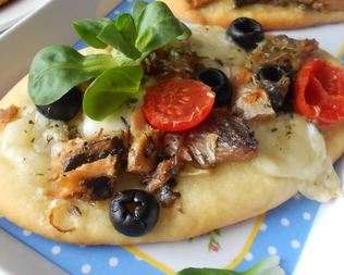 Мини-пиццы с сайрой, моцареллой и маслинами