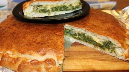 Пицца кальцоне с брокколи и шпинатом