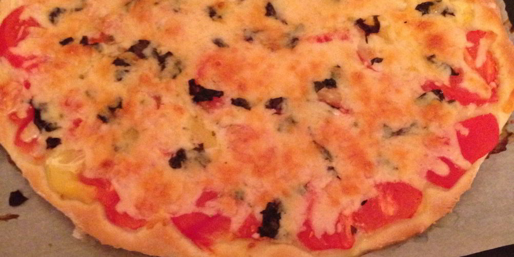 Рецепт пиццы маргариты с тертыма сырома моцареллы на готовома тесте