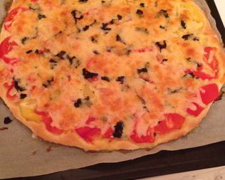 Пицца Маргарита с тертым сыром моцарелла на готовом тесте