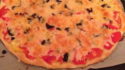 Пицца Маргарита с тертым сыром моцарелла на готовом тесте