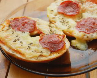 Пицца на батоне