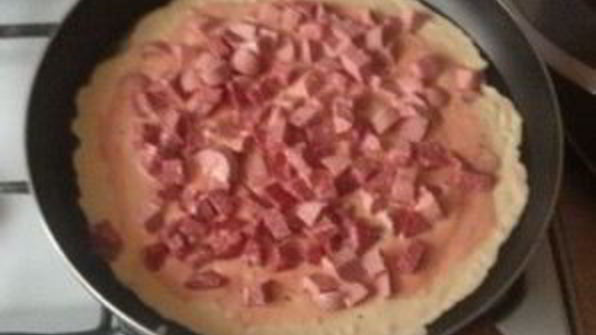 пицца на сковороде на сметане