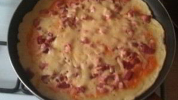 пицца на сковороде на сметане