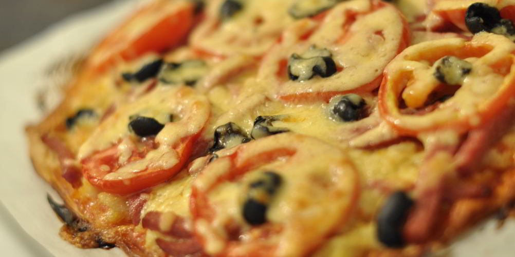 Рецепт пиццы на тонком тесте с колбасой и картофельным пюре