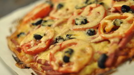 Пицца на тонком тесте с колбасой и картофельным пюре