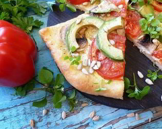 Пицца с авокадо и семечками