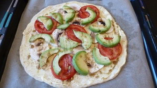 пицца с авокадо и семечками