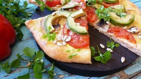 пицца с авокадо и семечками