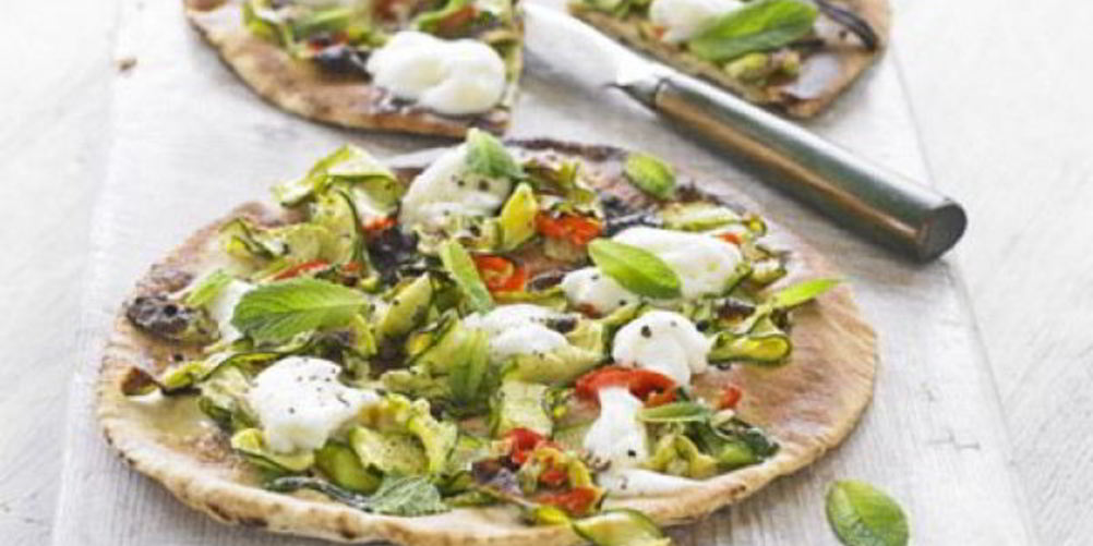 Рецепт пиццы с кабачком, перцем чили и мятой