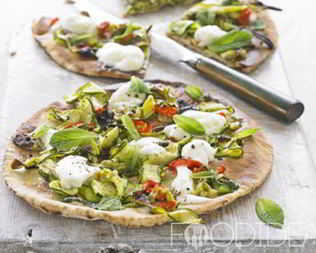 Пицца с кабачком, перцем чили и мятой