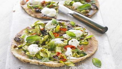 Пицца с кабачком, перцем чили и мятой