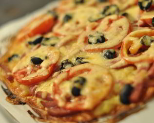 Пицца с колбасой