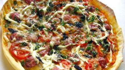 Пицца с копченой колбаской