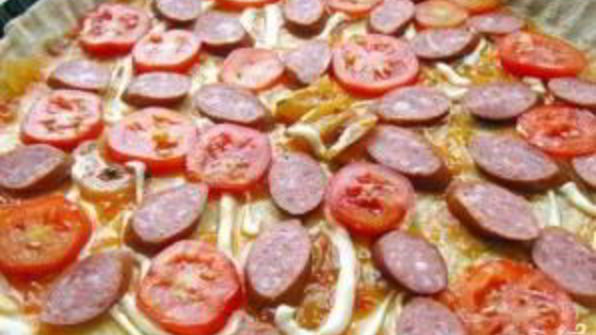 пицца с копченой колбаской