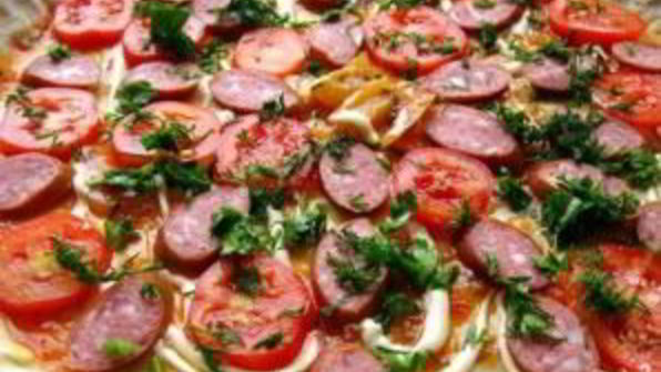 пицца с копченой колбаской