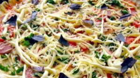 пицца с копченой колбаской