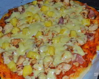 Пицца с курицей и ананасами