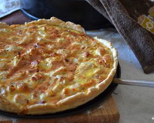 Пицца с курицей и колбасой