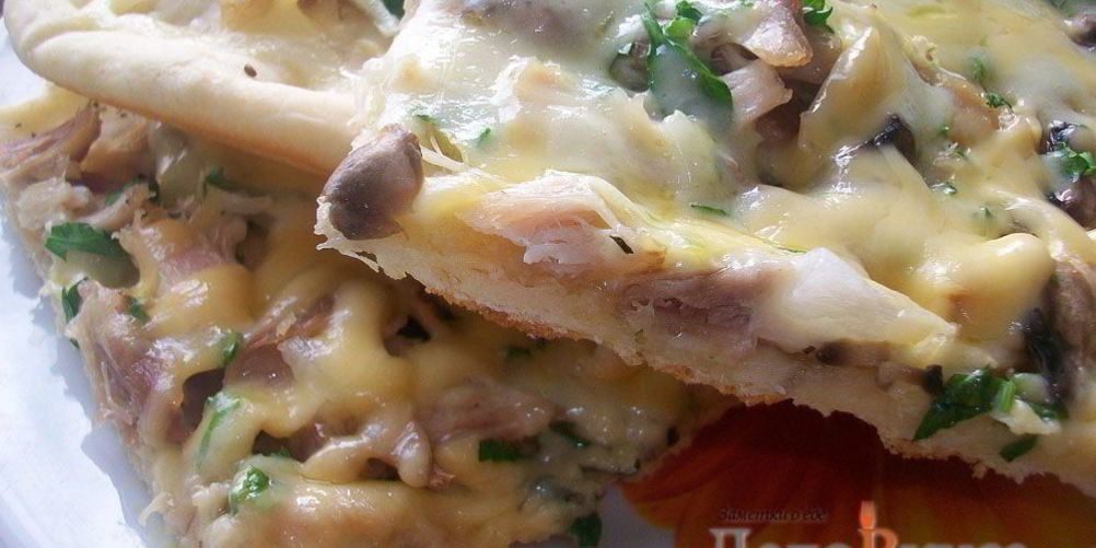Рецепт пиццы с курицей, шампиньонами и сыром без томатной основы