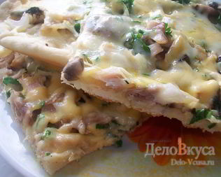 Пицца с курицей, шампиньонами и сыром без томатной основы