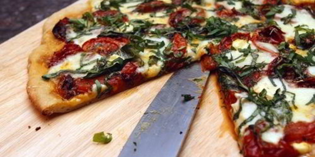 Рецепт пиццы с моцареллой и базиликом