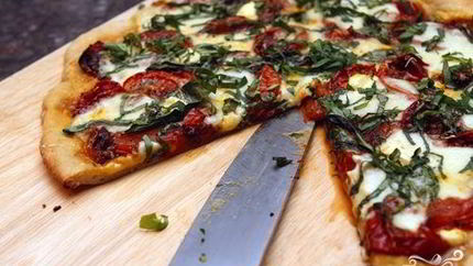 Пицца с моцареллой и базиликом