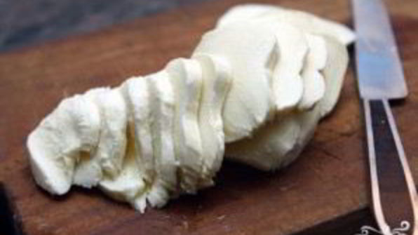 пицца с моцареллой и базиликом