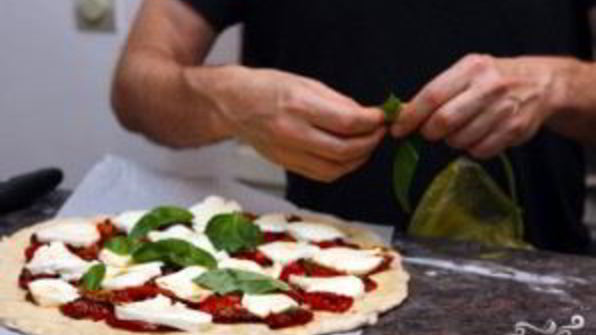 пицца с моцареллой и базиликом