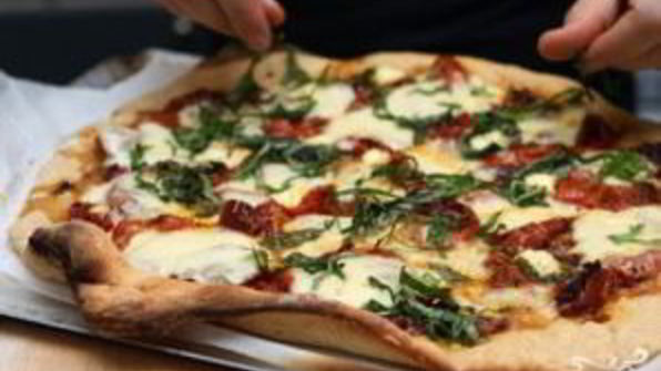 пицца с моцареллой и базиликом