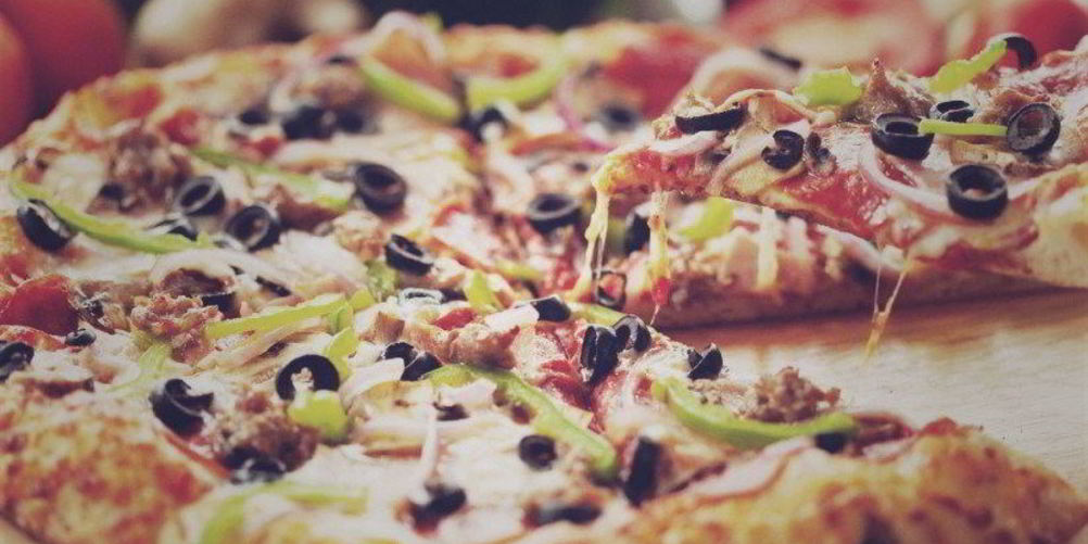 Рецепт пиццы с салями и маслинами