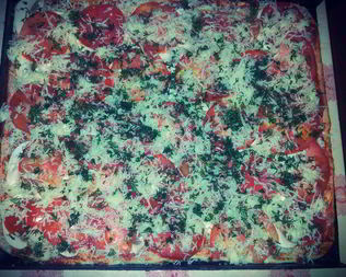 Пицца с шампиньонами, помидорами и укропом