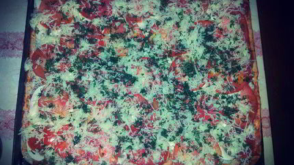 Пицца с шампиньонами, помидорами и укропом