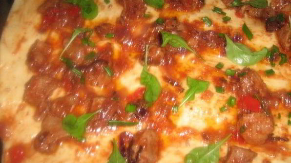 пицца с телятиной в пикантном соусе