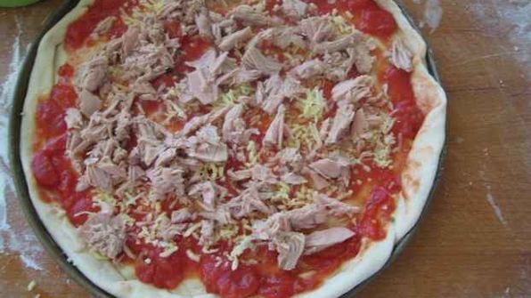 пицца с тунцом и ветчиной
