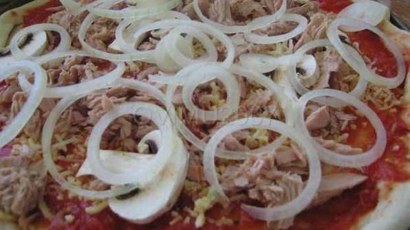 пицца с тунцом и ветчиной