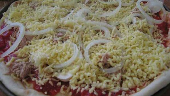 пицца с тунцом и ветчиной